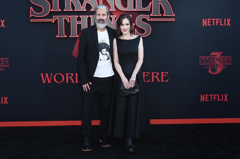 Скотт Маккинли Хан и Вайнона Райдер на премьере третьего сезона сериала Очень странные дела в Санта-Монике Скотт Маккинли Хан и Вайнона Райдер на премьере третьего сезона сериала Очень странные дела в Санта-Монике