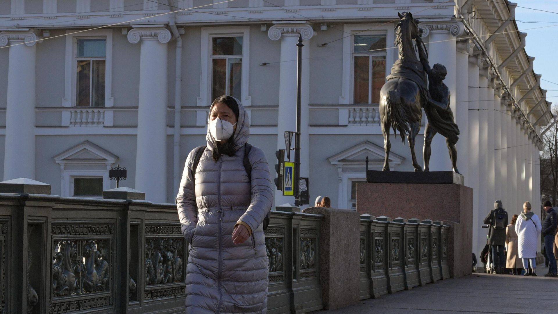 Женщина в маске на Невском проспекте в Санкт-Петербурге Женщина в маске на Невском проспекте в Санкт-Петербурге - РИА Новости, 1920, 13.11.2021