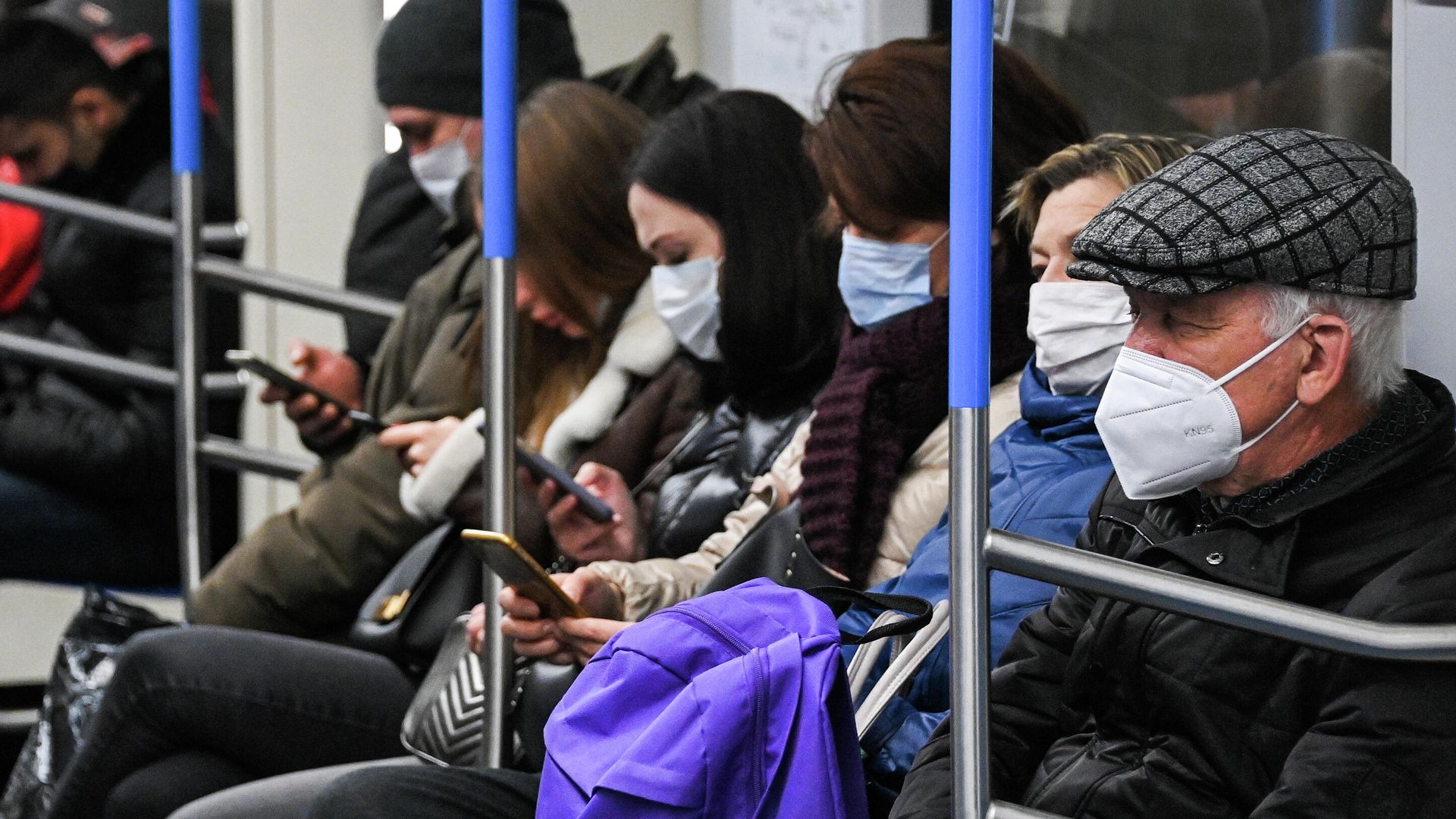 Пассажиры в вагоне поезда Московского метрополитена Пассажиры в вагоне поезда Московского метрополитена - РИА Новости, 1920, 28.10.2021