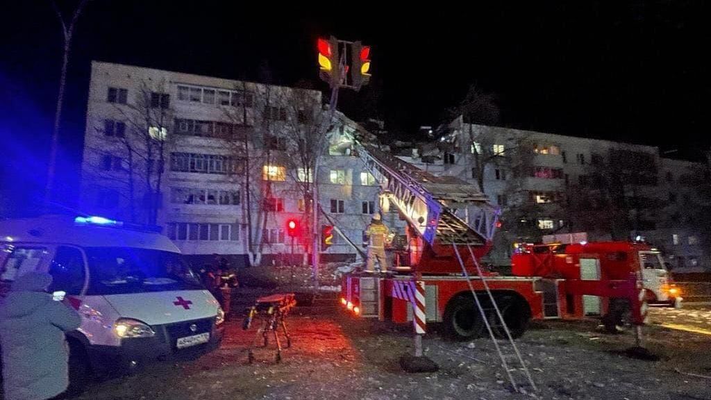 Сотрудники МЧС работают на месте взрыва в жилом доме в Набережных Челнах Сотрудники МЧС работают на месте взрыва в жилом доме в Набережных Челнах - РИА Новости, 1920, 25.10.2021
