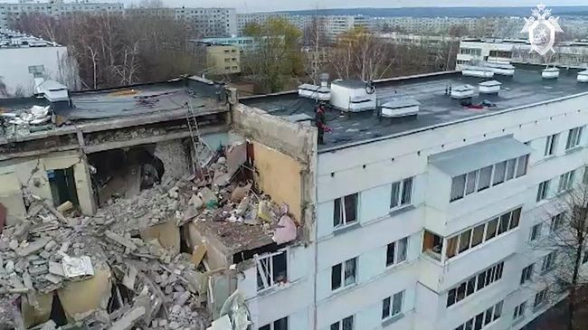 Поврежденный из-за взрыва жилой дом в Набережных Челнах. Кадр видео