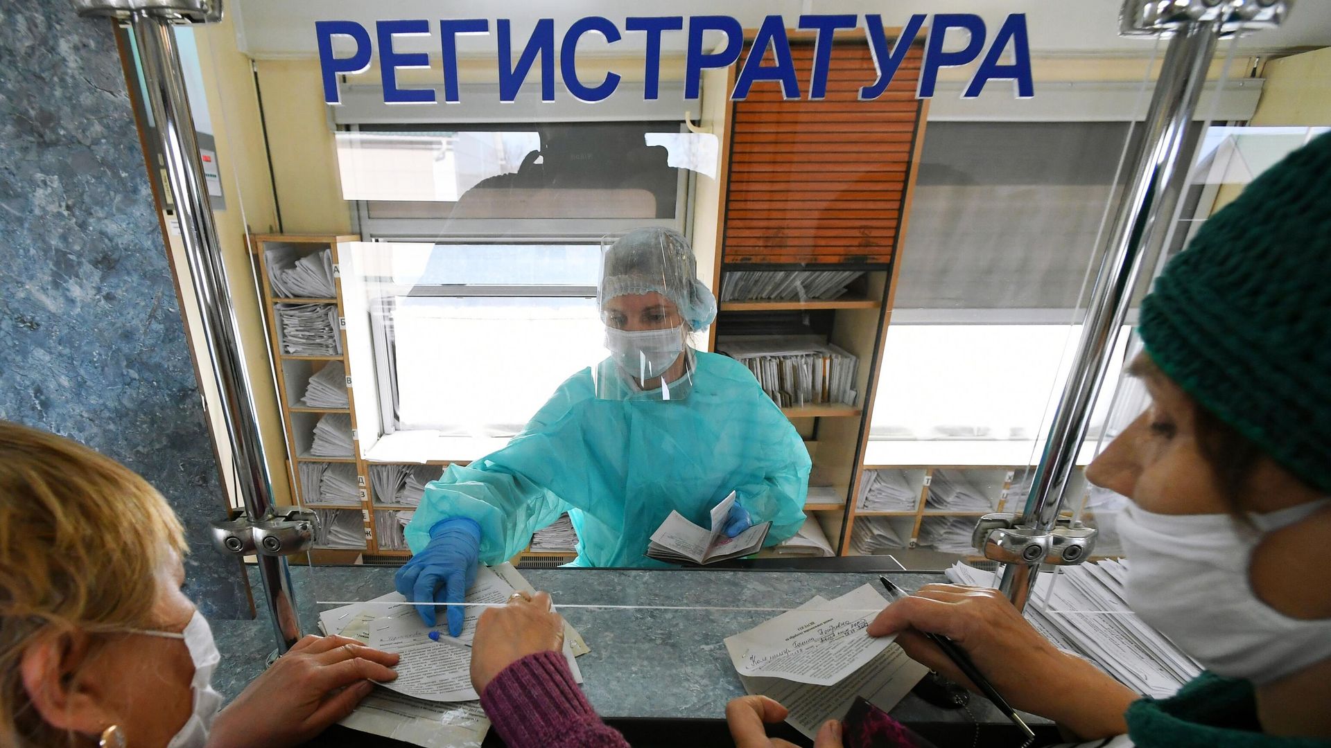 Пациенты в регистратуре консультативно-диагностического центра Пациенты в регистратуре консультативно-диагностического центра - РИА Новости, 1920, 14.12.2022