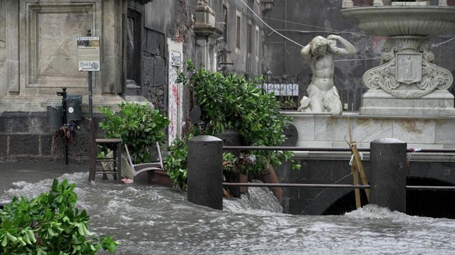 Затопленные улицы города Катания на острове Сицилия в Италии