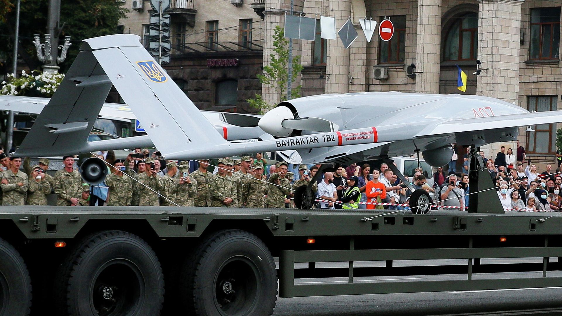 Боевой дрон Bayraktar турецкого производства на военном параде в Киеве Боевой дрон Bayraktar турецкого производства на военном параде в Киеве - РИА Новости, 1920, 27.10.2021