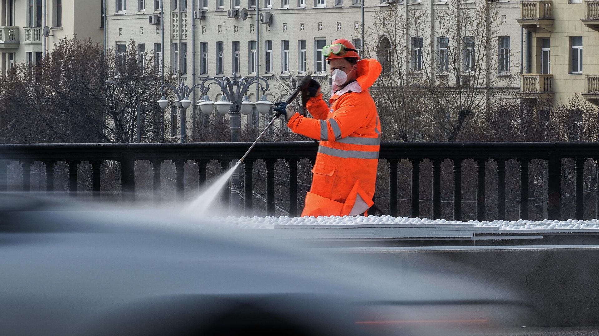 Дезинфекционные работы на Крымском мосту в Москве Дезинфекционные работы на Крымском мосту в Москве - РИА Новости, 1920, 28.10.2021