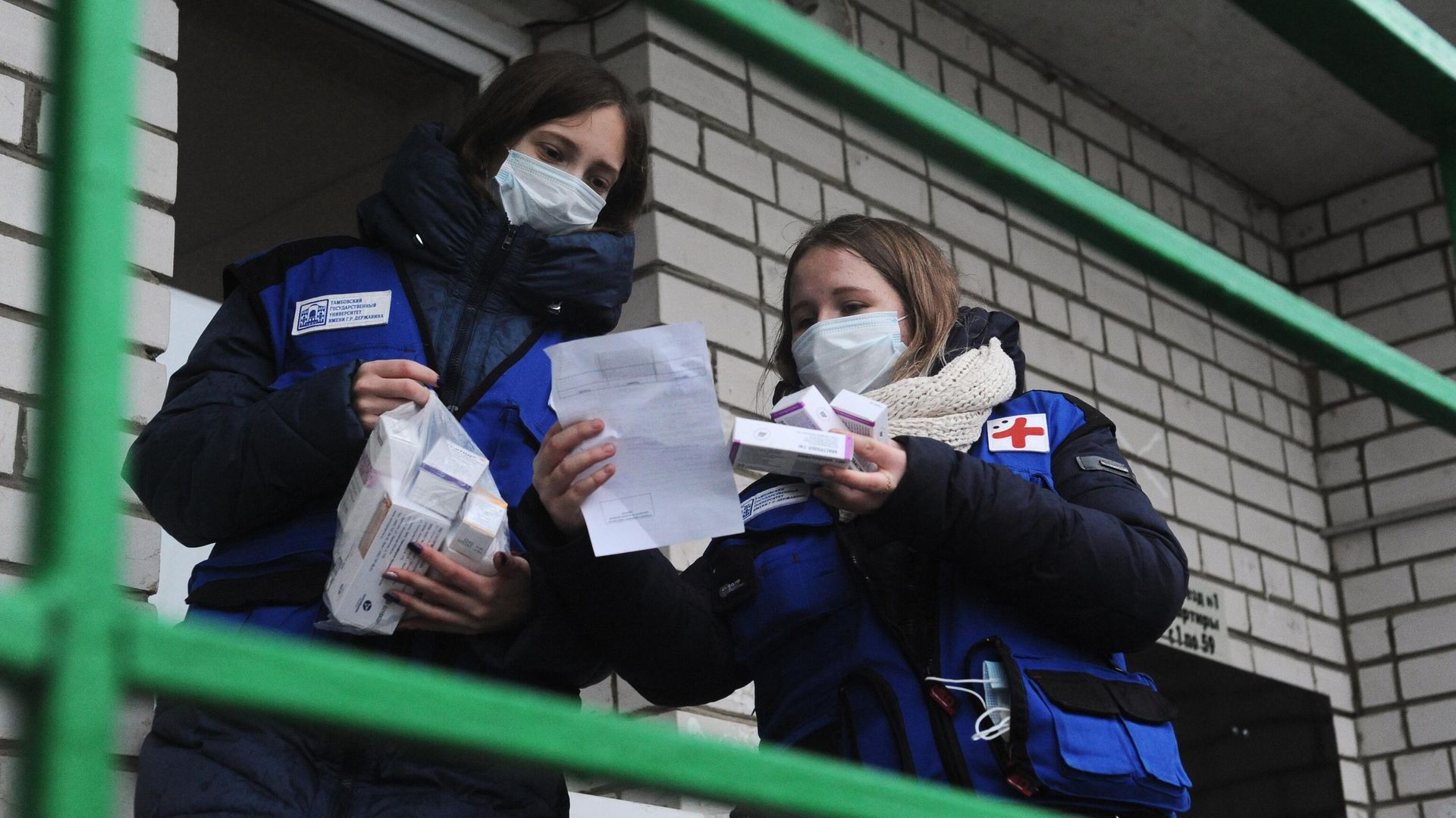 Активисты регионального волонтерского штаба Общероссийского народного фронта в рамках акции Мы вместе доставляют лекарства на дом Активисты регионального волонтерского штаба Общероссийского народного фронта в рамках акции Мы вместе доставляют лекарства на дом - РИА Новости, 1920, 05.12.2021