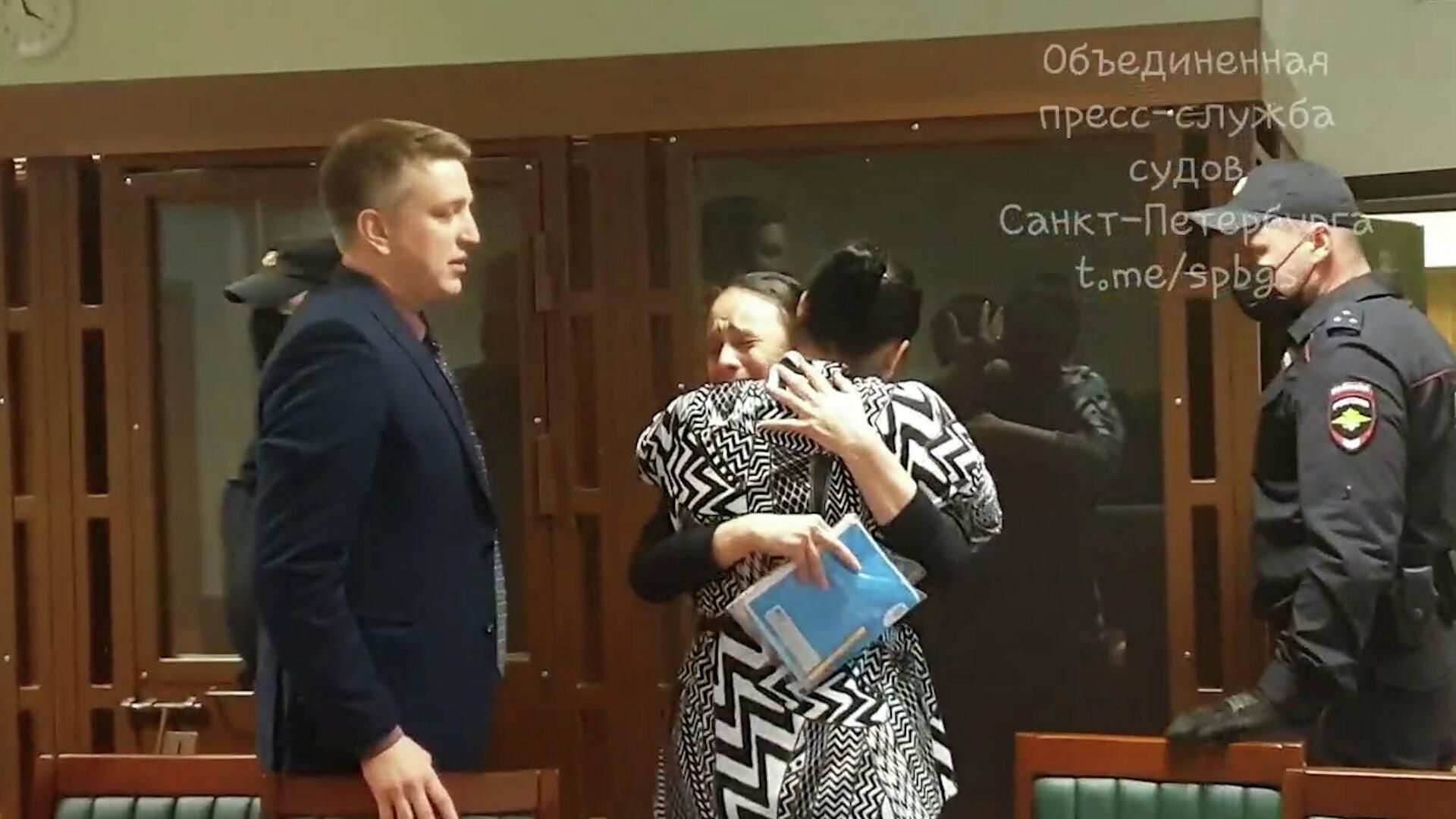Обвиняемую в убийстве рэпера Картрайта Марину Кохал отпустили из-под стражи. Кадры из суда Обвиняемую в убийстве рэпера Картрайта Марину Кохал отпустили из-под стражи. Кадры из суда - РИА Новости, 1920, 27.10.2021