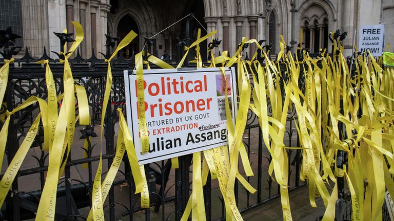 Ленточки и плакат на ограде во время акции в поддержку сооснователя WikiLeaks Джулиана Ассанжа у здания Королевского судного двора в Лондоне Ленточки и плакат на ограде во время акции в поддержку сооснователя WikiLeaks Джулиана Ассанжа у здания Королевского судного двора в Лондоне