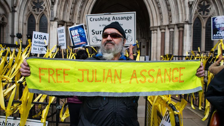 Участник акции в поддержку сооснователя WikiLeaks Джулиана Ассанжа у здания Королевского судного двора в Лондоне Участник акции в поддержку сооснователя WikiLeaks Джулиана Ассанжа у здания Королевского судного двора в Лондоне