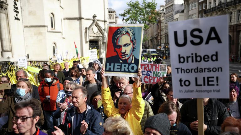Участники акции в поддержку сооснователя WikiLeaks Джулиана Ассанжа у здания Королевского судного двора в Лондоне Участники акции в поддержку сооснователя WikiLeaks Джулиана Ассанжа у здания Королевского судного двора в Лондоне