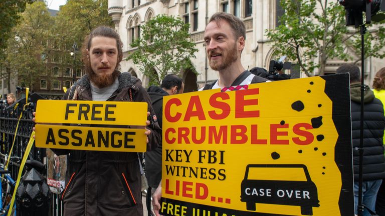 Участники акции в поддержку сооснователя WikiLeaks Джулиана Ассанжа у здания суда в Лондоне Участники акции в поддержку сооснователя WikiLeaks Джулиана Ассанжа у здания суда в Лондоне