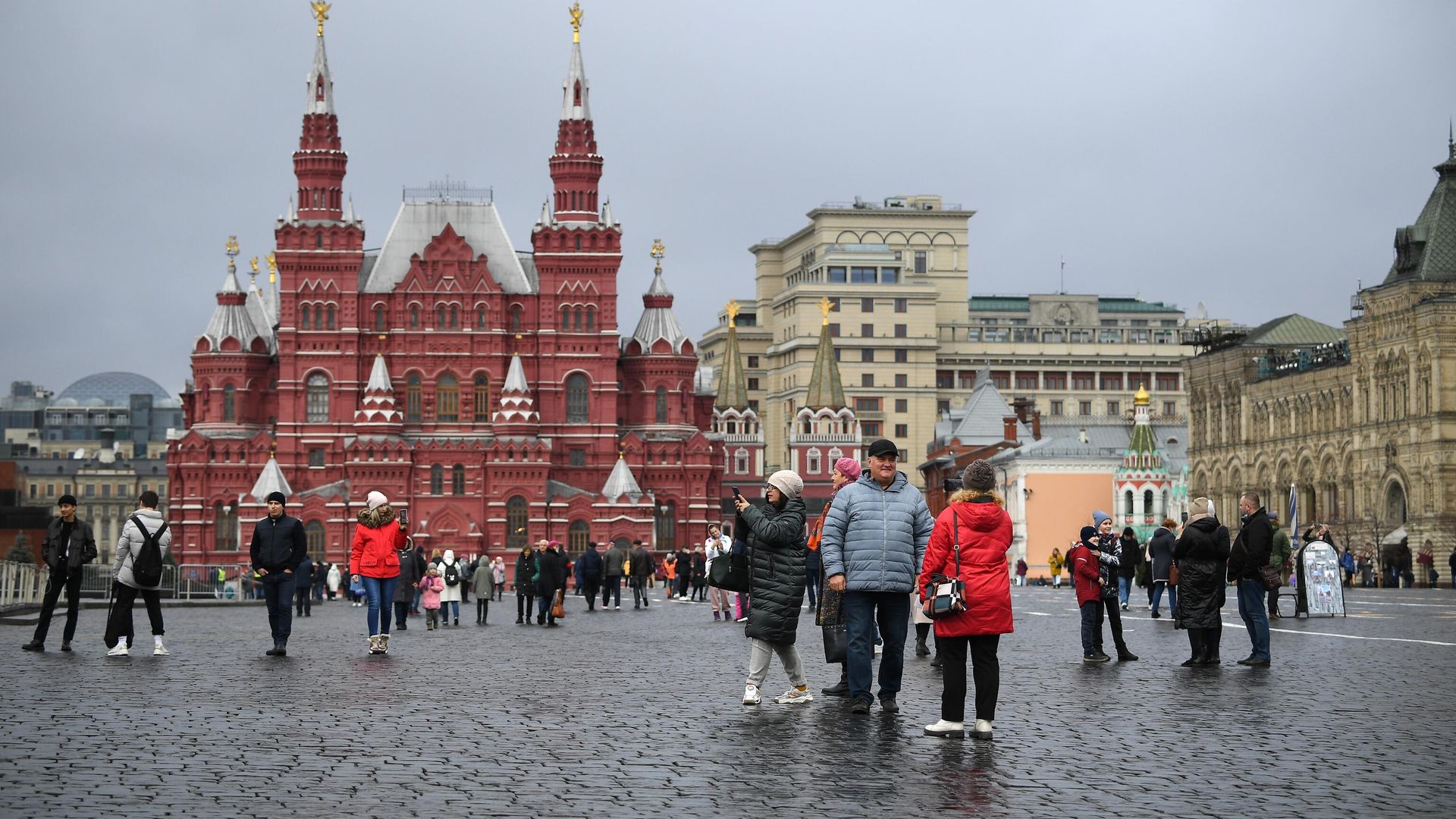 Люди гуляют по Красной площади в Москве Люди гуляют по Красной площади в Москве - РИА Новости, 1920, 16.01.2025
