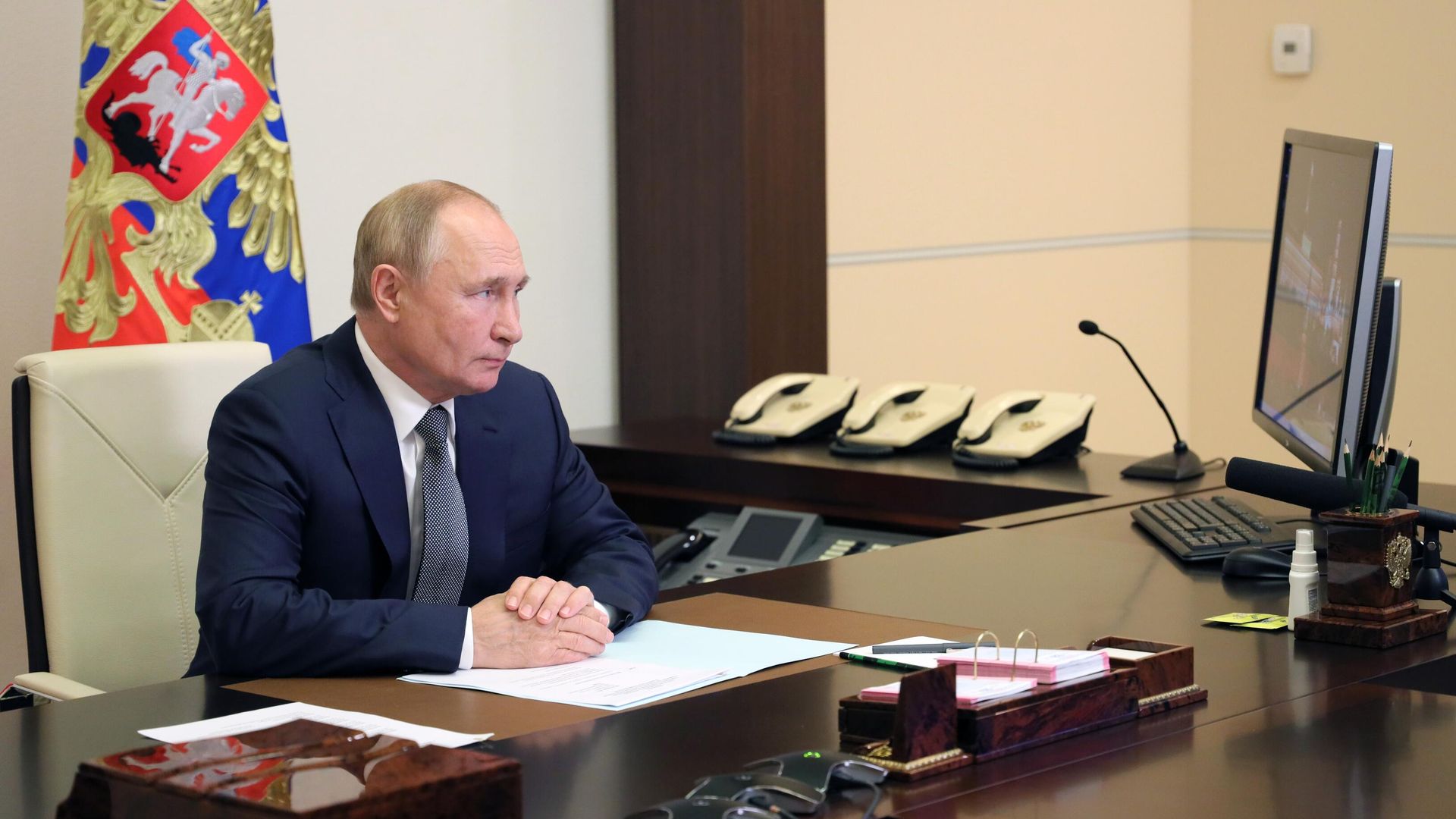 Президент РФ Владимир Путин проводит оперативное совещание с постоянными членами Совета безопасности РФ Президент РФ Владимир Путин проводит оперативное совещание с постоянными членами Совета безопасности РФ - РИА Новости, 1920, 13.11.2021