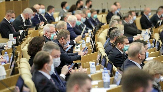 Депутаты на пленарном заседании Государственной Думы РФ