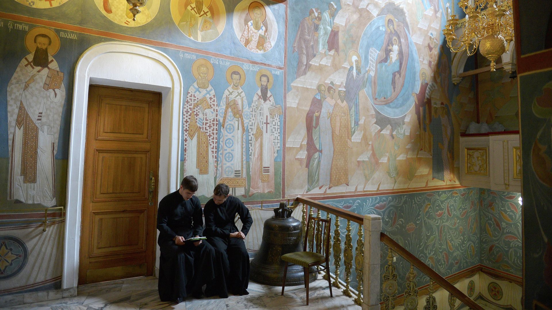 Студенты читают церковную литературу в одном из залов московской православной духовной академии на территории Троице-Сергиевой лавры Студенты читают церковную литературу в одном из залов московской православной духовной академии на территории Троице-Сергиевой лавры - РИА Новости, 1920, 21.05.2026