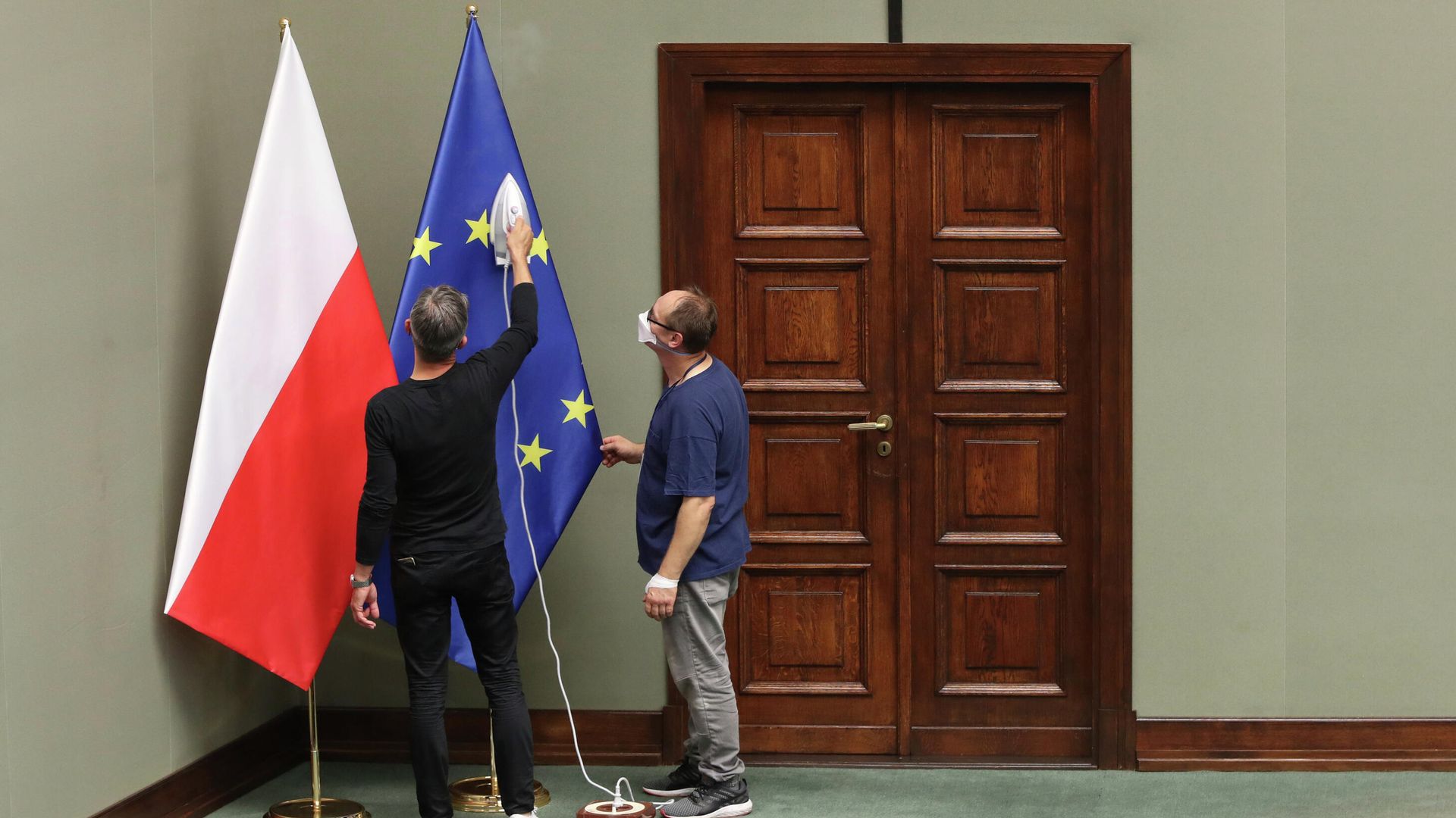 Флаги Польши и Европейского союза в здании парламента в Варшаве Флаги Польши и Европейского союза в здании парламента в Варшаве - РИА Новости, 1920, 12.12.2021