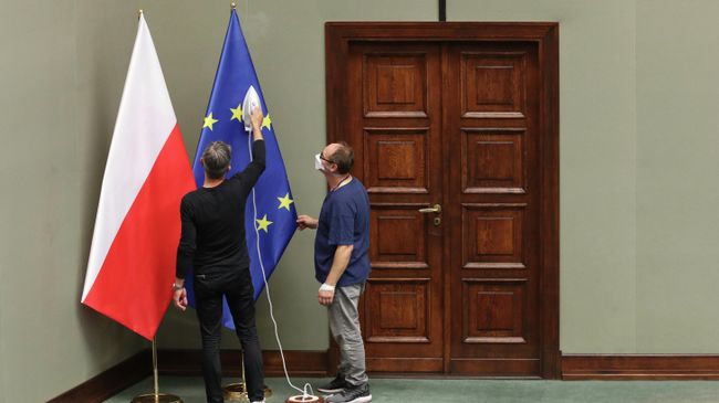 Флаги Польши и Европейского союза в здании парламента в Варшаве 