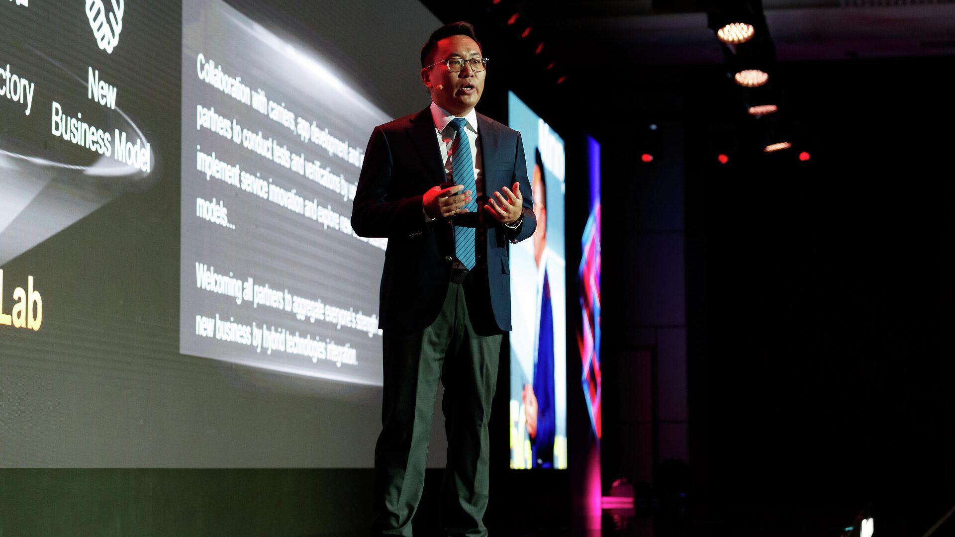 Президент Huawei в Евразии Дэниел Чжоу Президент Huawei в Евразии Дэниел Чжоу - РИА Новости, 1920, 29.10.2021