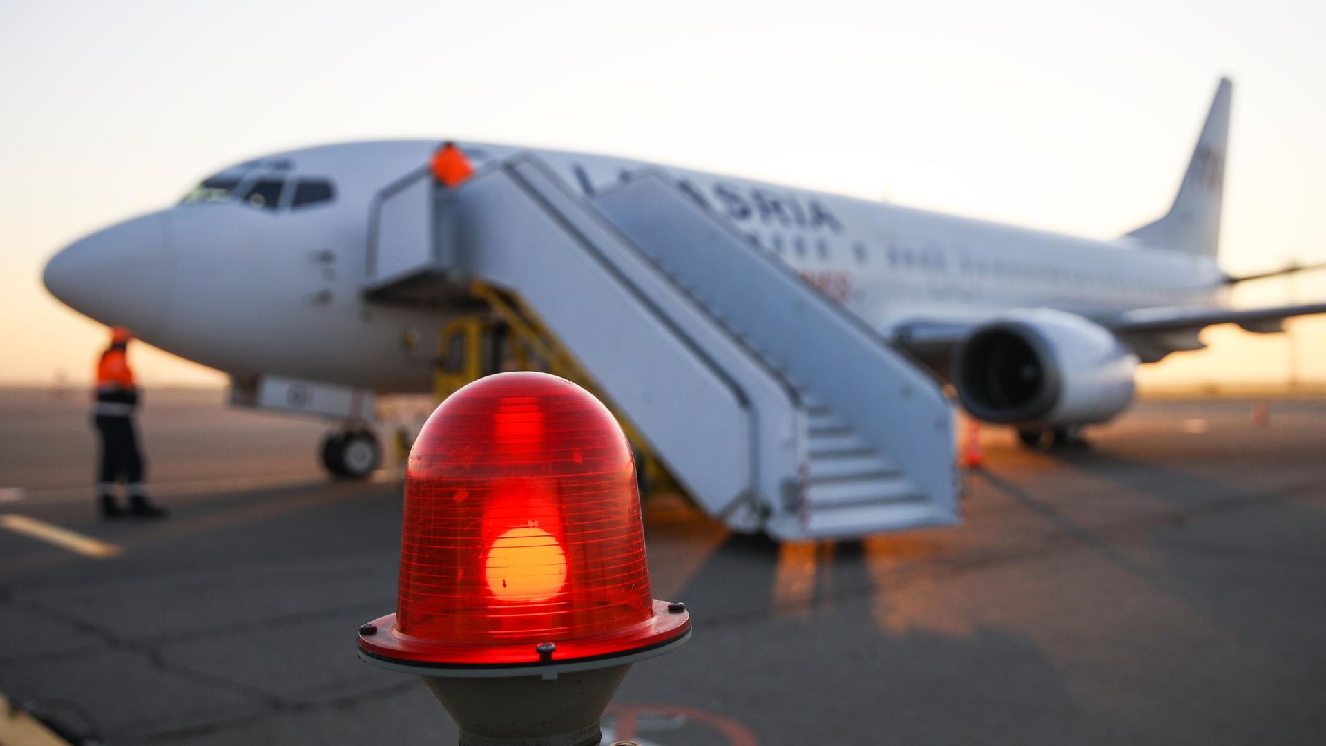 Самолет Boeing 737-400 авиакомпании Almasria Universal Airlines, прилетевший первым рейсом из Шарм-эль-Шейха в аэропорт Краснодара Самолет Boeing 737-400 авиакомпании Almasria Universal Airlines, прилетевший первым рейсом из Шарм-эль-Шейха в аэропорт Краснодара - РИА Новости, 1920, 09.10.2026