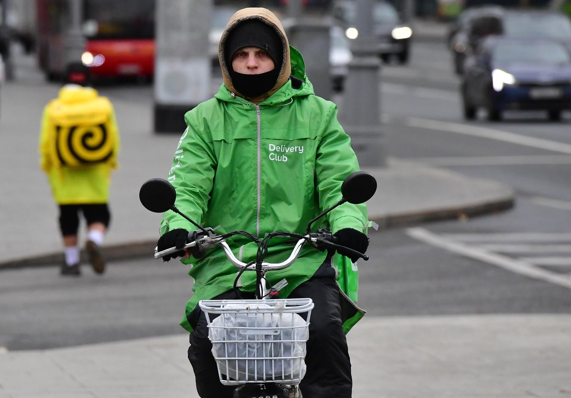 Курьеры службы доставки еды Delivery Club и Яндекс.Еда в Москве - РИА Новости, 1920, 13.05.2025