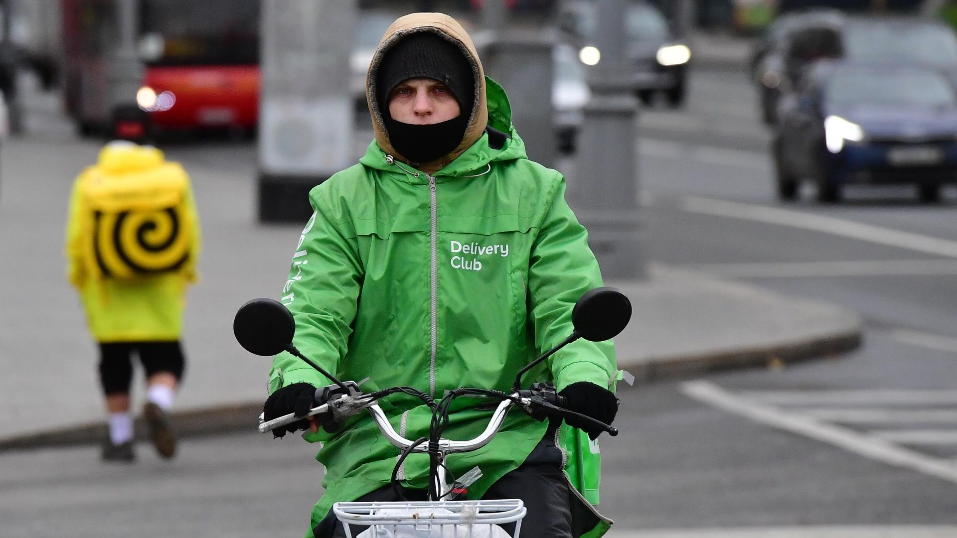 Курьеры службы доставки еды Delivery Club и Яндекс.Еда в Москве - РИА Новости, 1920, 30.05.2025