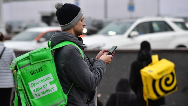 Курьеры службы доставки еды Delivery Club и Яндекс.Еда в Москве