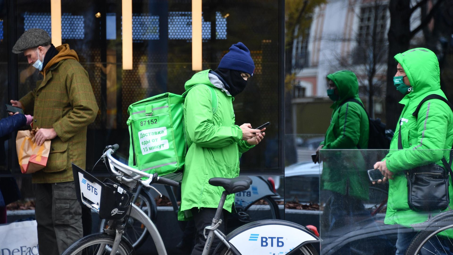 Курьеры службы доставки еды Delivery Club в Москве Курьеры службы доставки еды Delivery Club в Москве - РИА Новости, 1920, 06.12.2024