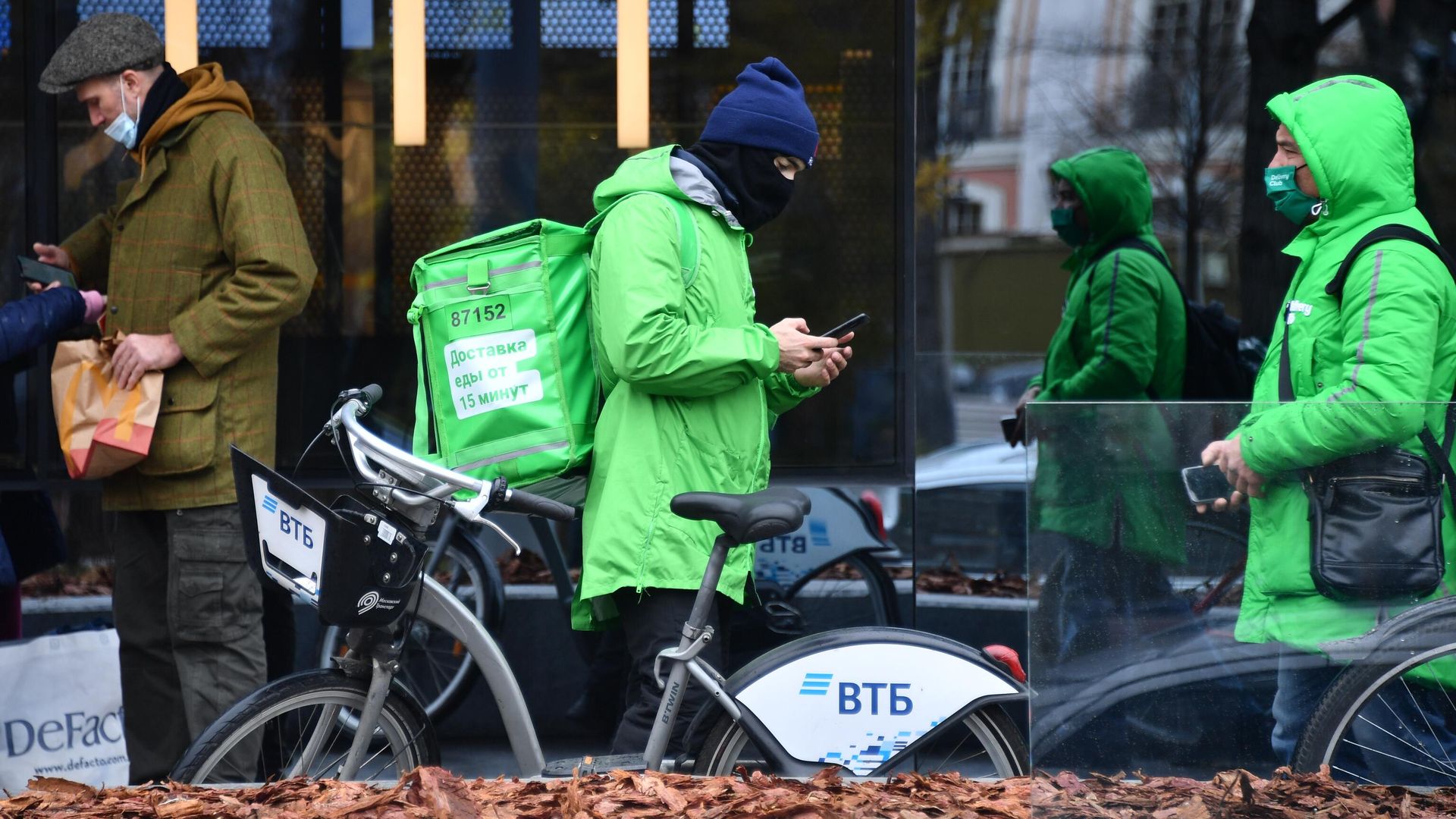 Курьеры службы доставки еды Delivery Club в Москве Курьеры службы доставки еды Delivery Club в Москве - РИА Новости, 1920, 07.02.2022