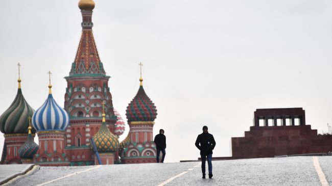 Покровский собор (храм Василия Блаженного) и мавзолей В. И. Ленина на Красной площади в Москве Покровский собор (храм Василия Блаженного) и мавзолей В. И. Ленина на Красной площади в Москве