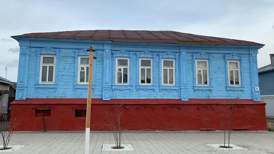 Колоритный дом с наличниками