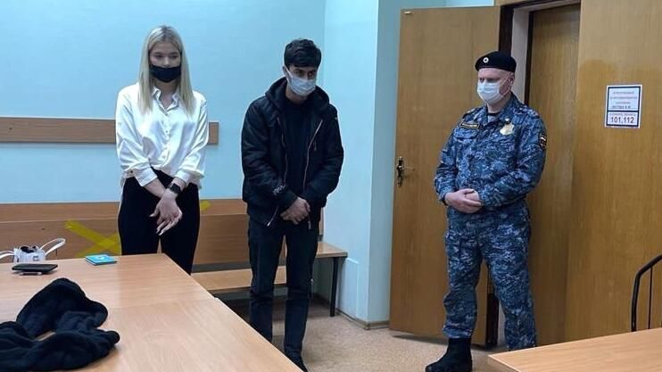 Блогер из Таджикистана Руслан Бобиев и Анастасия Чистова во время оглашения приговора в Тверском суде Москвы. 29 октября 2021 Блогер из Таджикистана Руслан Бобиев и Анастасия Чистова во время оглашения приговора в Тверском суде Москвы. 29 октября 2021 - РИА Новости, 1920, 29.10.2021