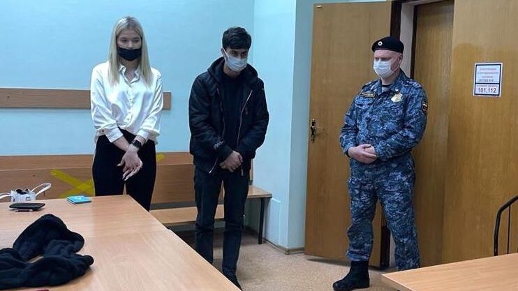 Блогер из Таджикистана Руслан Бобиев и Анастасия Чистова во время оглашения приговора в Тверском суде Москвы Блогер из Таджикистана Руслан Бобиев и Анастасия Чистова во время оглашения приговора в Тверском суде Москвы - РИА Новости, 1920, 29.10.2021