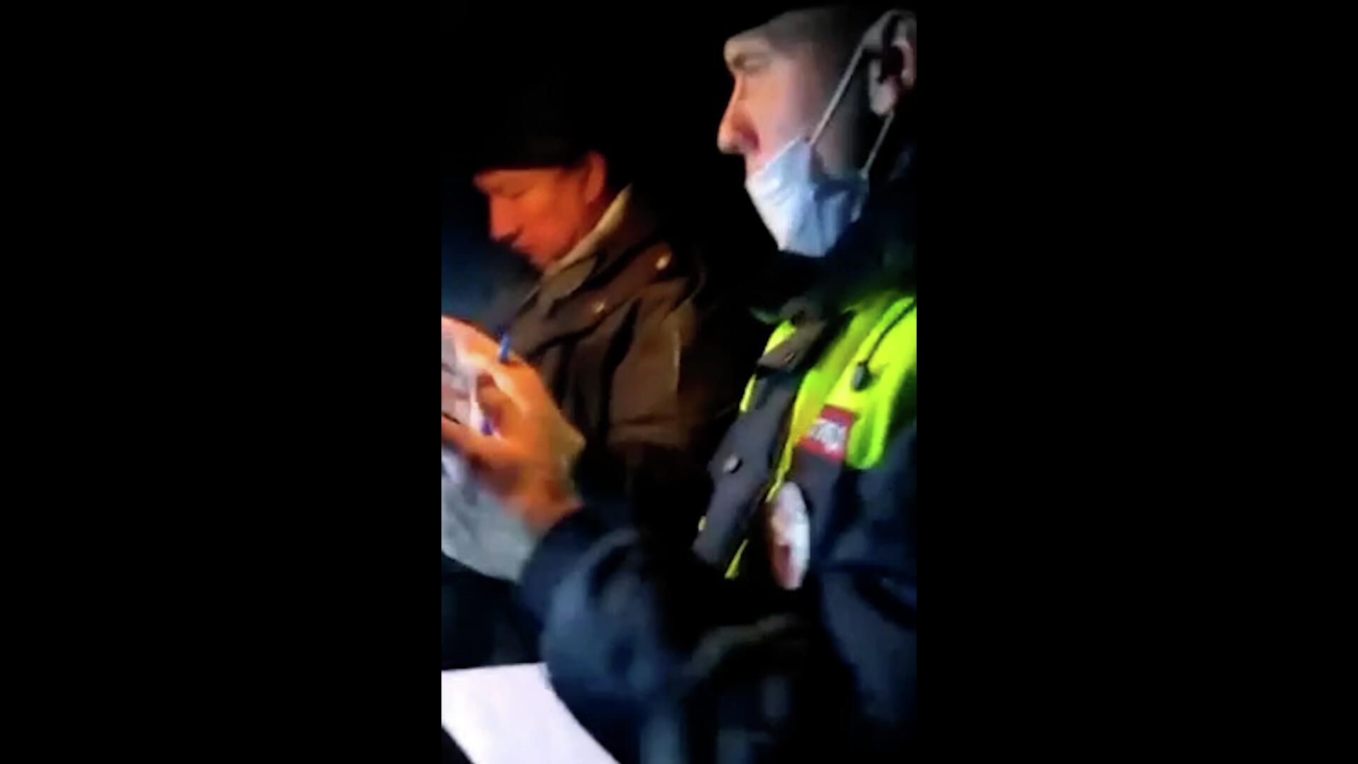 Составление протокола на задержанного депутата Госдумы Валерия Рашкина. Кадр МВД РФ Составление протокола на задержанного депутата Госдумы Валерия Рашкина. Кадр МВД РФ - РИА Новости, 1920, 29.10.2021