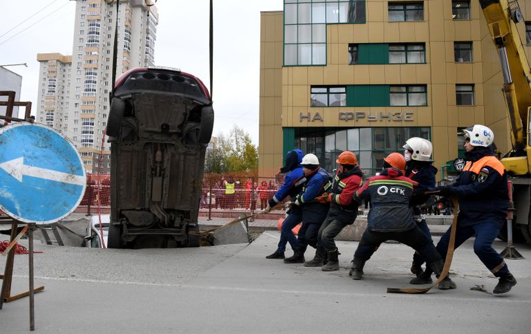 Спасатели муниципальной аварийно-спасательной службы Новосибирска извлекают автомобиль, упавший в провалившийся грунт теплотрассы в Новосибирске Спасатели муниципальной аварийно-спасательной службы Новосибирска извлекают автомобиль, упавший в провалившийся грунт теплотрассы в Новосибирске