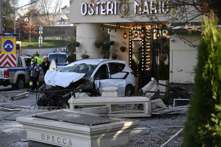 Автомобиль, врезавшийся в ресторан Osteria Mario в центре Москвы Автомобиль, врезавшийся в ресторан Osteria Mario в центре Москвы