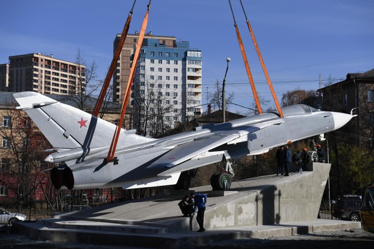 Рабочие устанавливают самолет Су-24 в сквере самолетостроителей на территории НГТУ в Новосибирске Рабочие устанавливают самолет Су-24 в сквере самолетостроителей на территории НГТУ в Новосибирске
