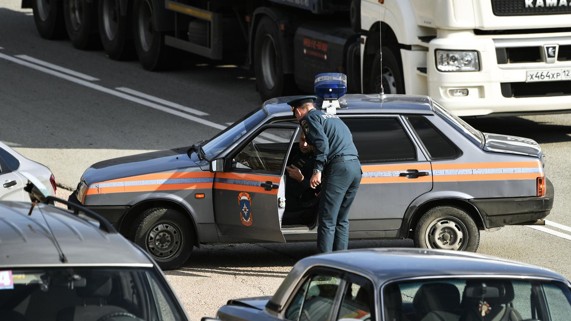 Сотрудники службы МЧС РФ на блокпосту на въезде в Севастополь Сотрудники службы МЧС РФ на блокпосту на въезде в Севастополь - РИА Новости, 1920, 29.10.2021