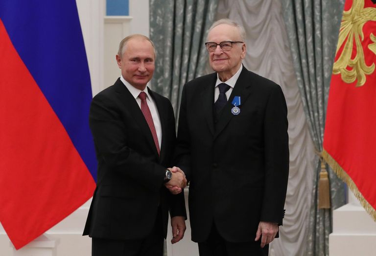 Президент РФ Владимир Путин и народный артист СССР, диктор телекомпании Первый канал Игорь Кириллов, награжденный орденом Почета, на церемонии награждения в Екатерининском зале Кремля Президент РФ Владимир Путин и народный артист СССР, диктор телекомпании Первый канал Игорь Кириллов, награжденный орденом Почета, на церемонии награждения в Екатерининском зале Кремля