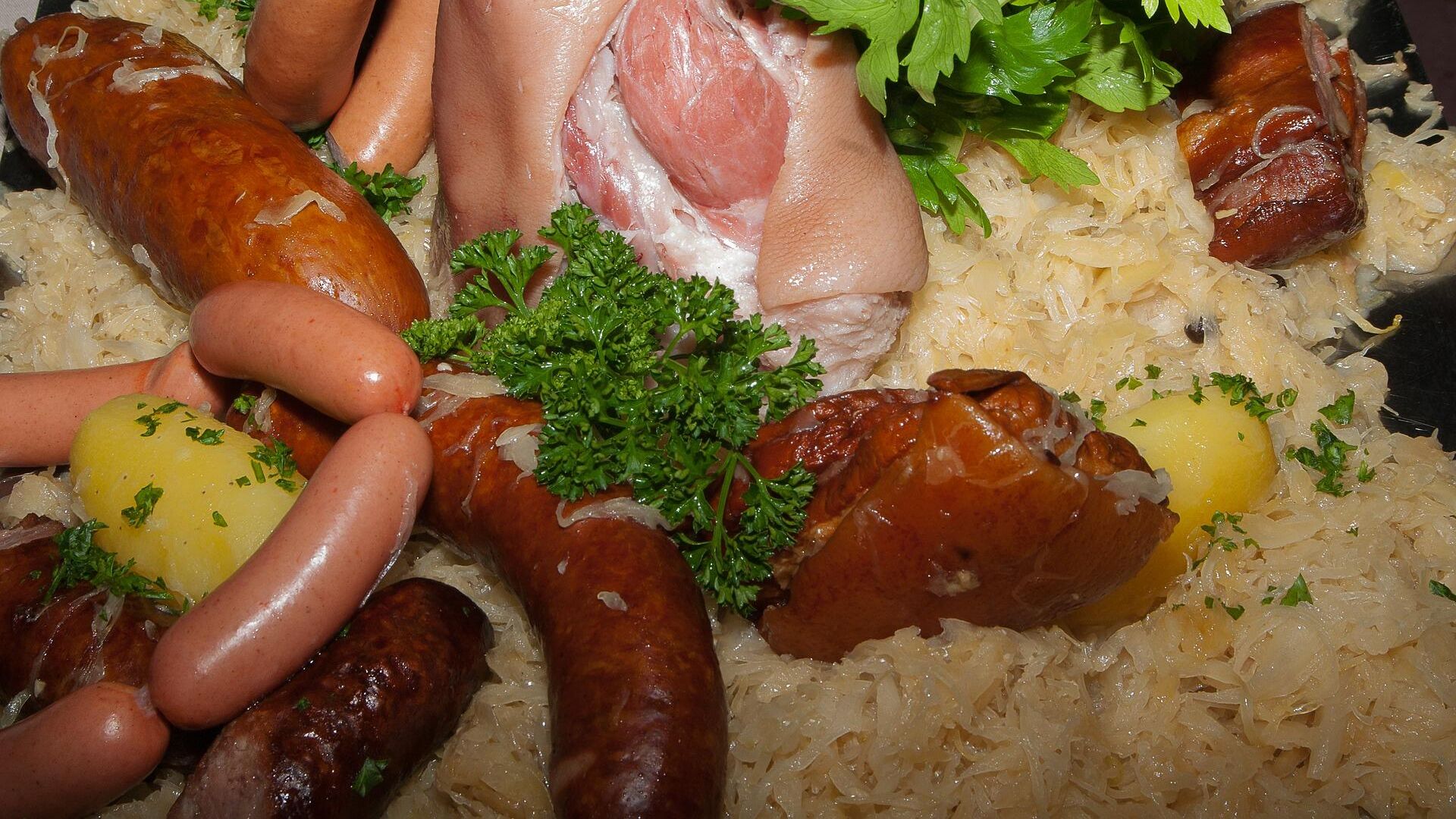 Мясо, квашеная капуста, колбасы и зелень Мясо, квашеная капуста, колбасы и зелень - РИА Новости, 1920, 21.12.2021