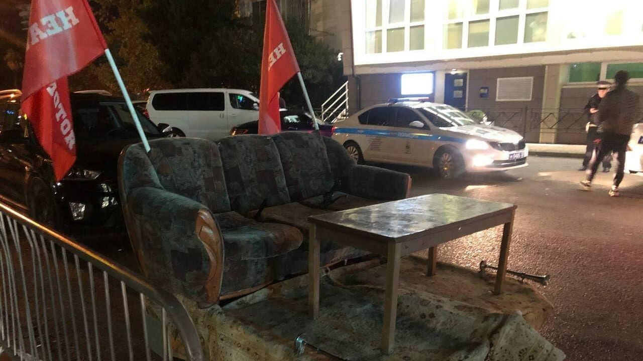 В Сочи полицейские остановили диван на колесах В Сочи полицейские остановили диван на колесах - РИА Новости, 1920, 31.10.2021