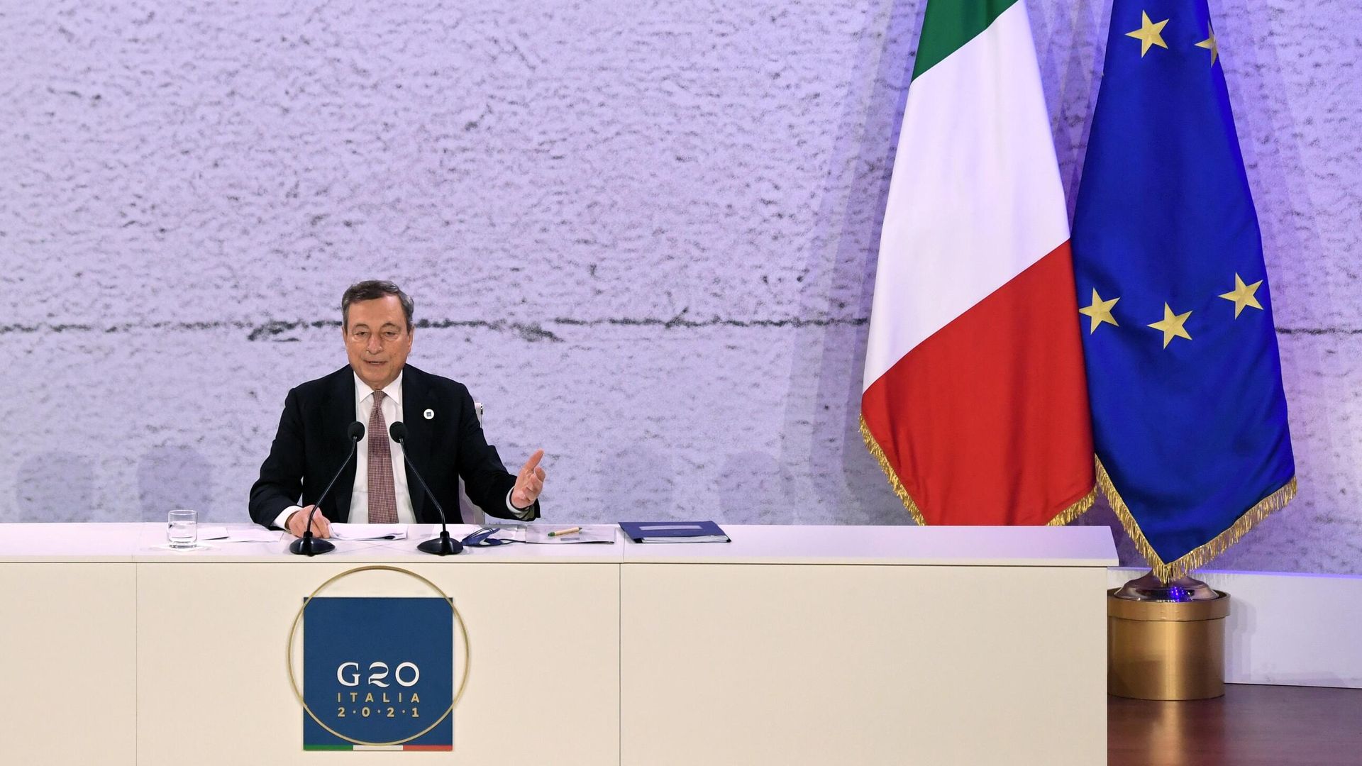 Премьер-министр Италии Марио Драги во время пресс-конференции на саммите G20 в Риме Премьер-министр Италии Марио Драги во время пресс-конференции на саммите G20 в Риме - РИА Новости, 1920, 26.02.2022