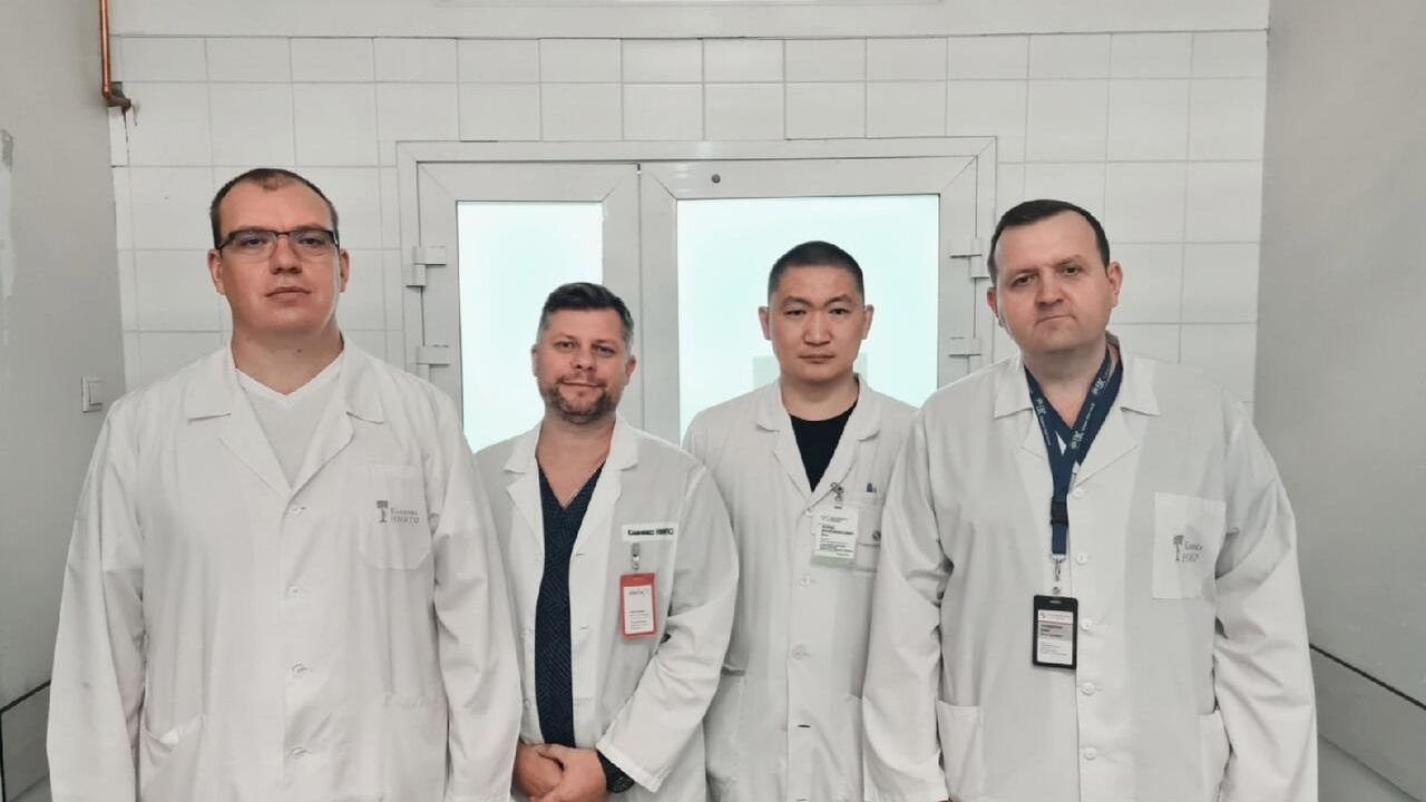 Команда хирургов Новосибирского НИИТО им. Я.Л. Цивьяна, проведшая операцию по удалению гигантской опухоли из груди пациентки Команда хирургов Новосибирского НИИТО им. Я.Л. Цивьяна, проведшая операцию по удалению гигантской опухоли из груди пациентки - РИА Новости, 1920, 01.11.2021