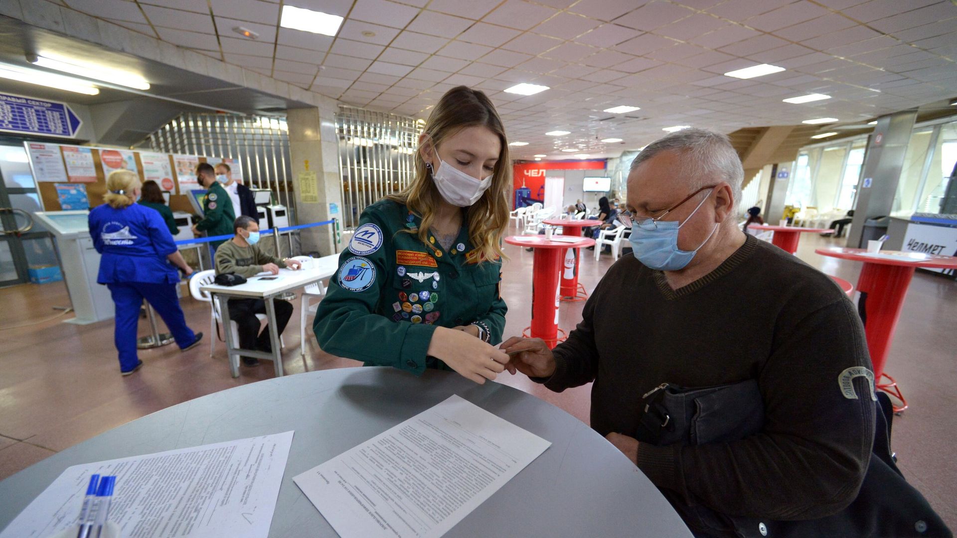 Волонтер помогает заполнить документы посетителю самого крупного на Южном Урале центра вакцинации от COVID-19, открытом во дворце спорта Юность в Челябинске Волонтер помогает заполнить документы посетителю самого крупного на Южном Урале центра вакцинации от COVID-19, открытом во дворце спорта Юность в Челябинске - РИА Новости, 1920, 11.11.2021