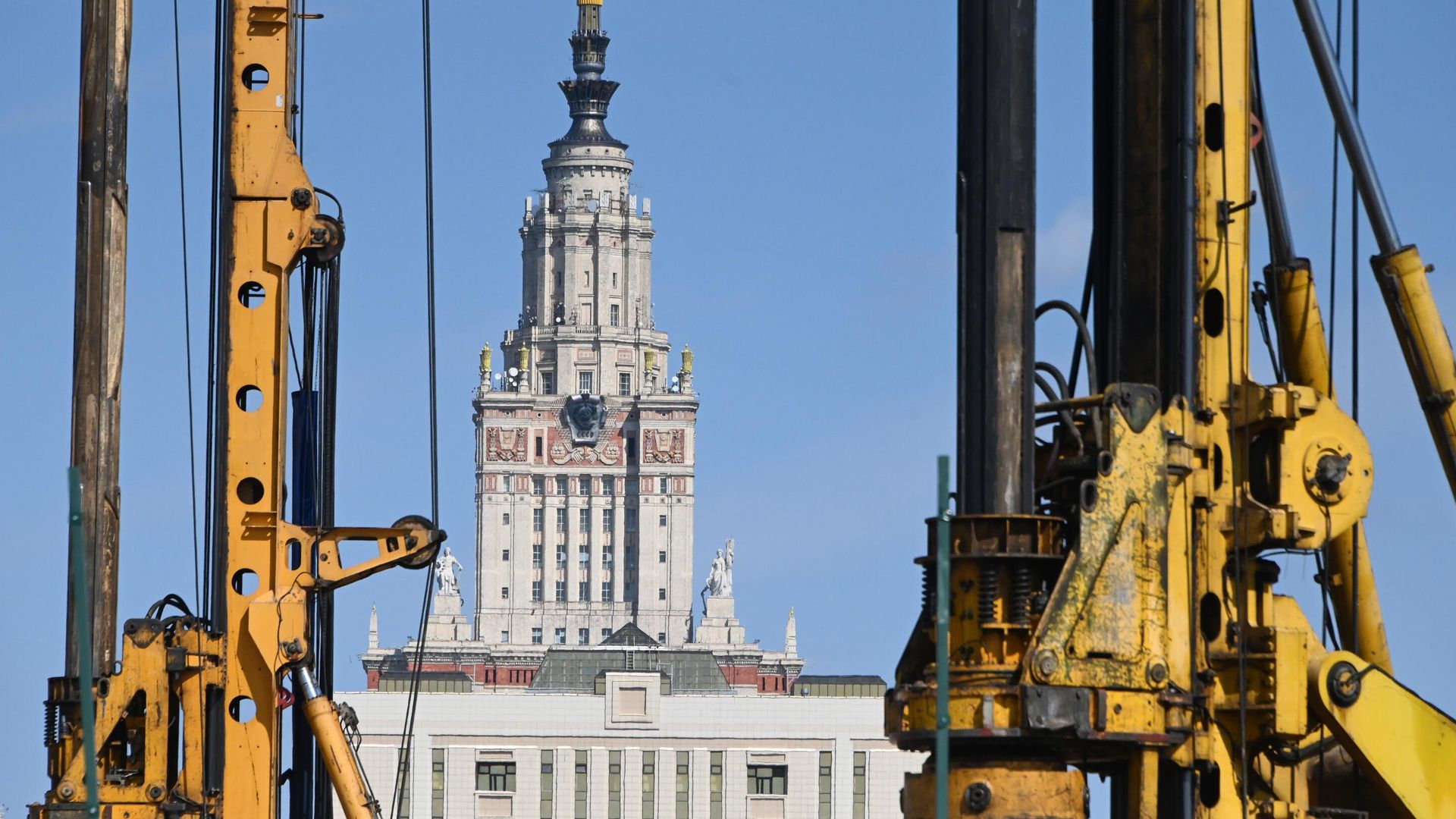 Техника на строительстве инновационного научно-технологического центра МГУ Воробьевы горы Техника на строительстве инновационного научно-технологического центра МГУ Воробьевы горы - РИА Новости, 1920, 01.11.2021