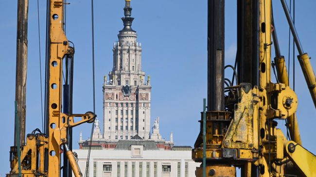 Техника на строительстве инновационного научно-технологического центра МГУ Воробьевы горы