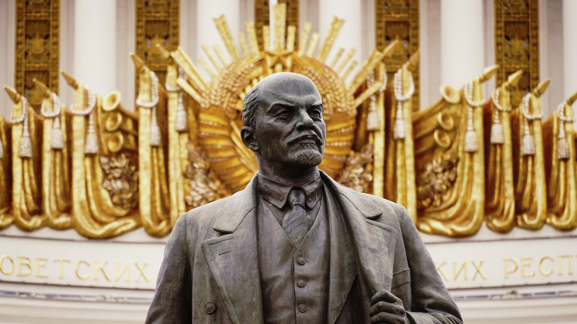 Памятник В. И. Ленину у павильона № 1 Центральный на ВДНХ в Москве Памятник В. И. Ленину у павильона № 1 Центральный на ВДНХ в Москве - РИА Новости, 1920, 19.04.2022