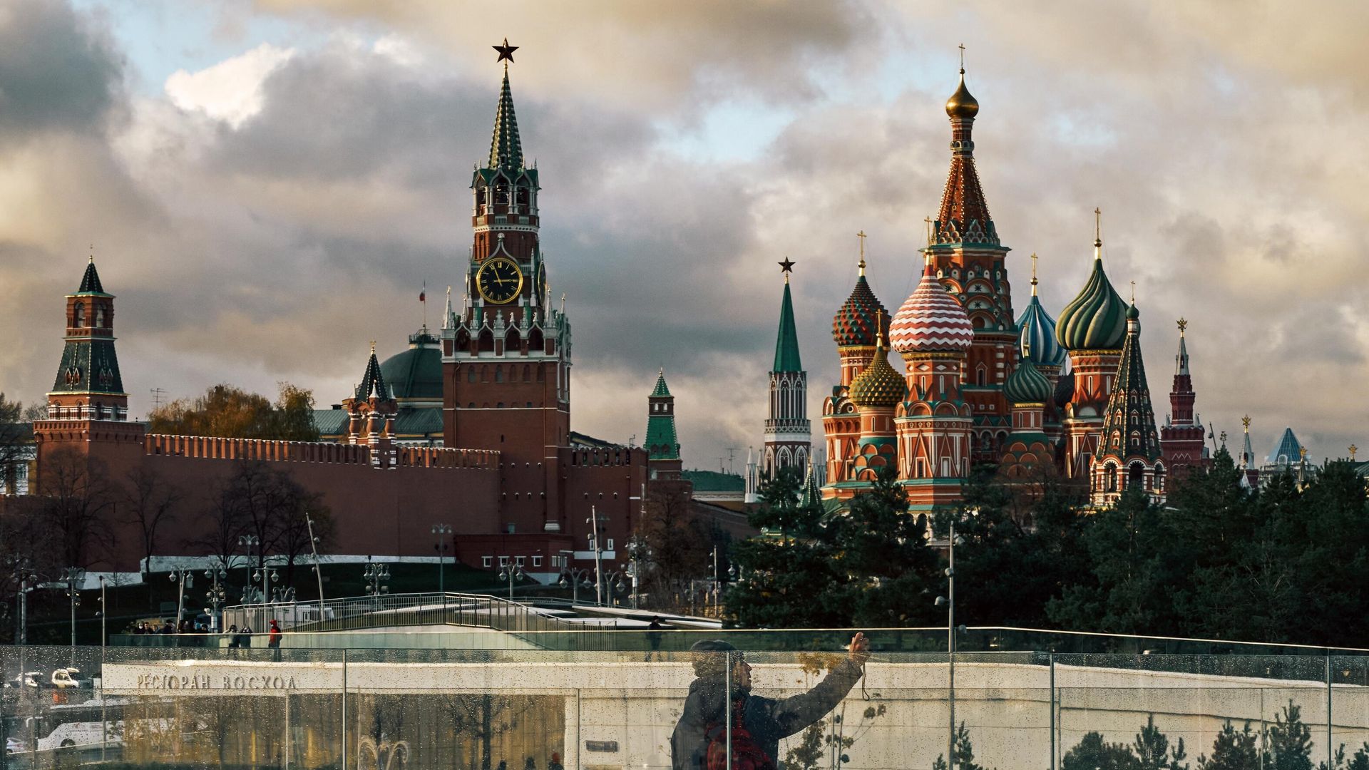 Спасская башня Московского Кремля и Покровский собор Спасская башня Московского Кремля и Покровский собор - РИА Новости, 1920, 07.10.2022