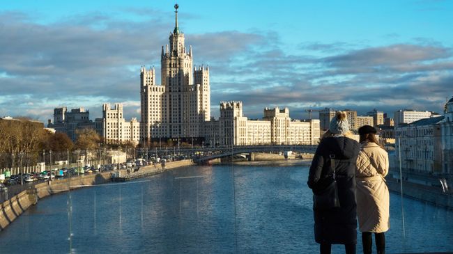 Люди на Парящем мосту в парке Зарядье в Москве Люди на Парящем мосту в парке Зарядье в Москве
