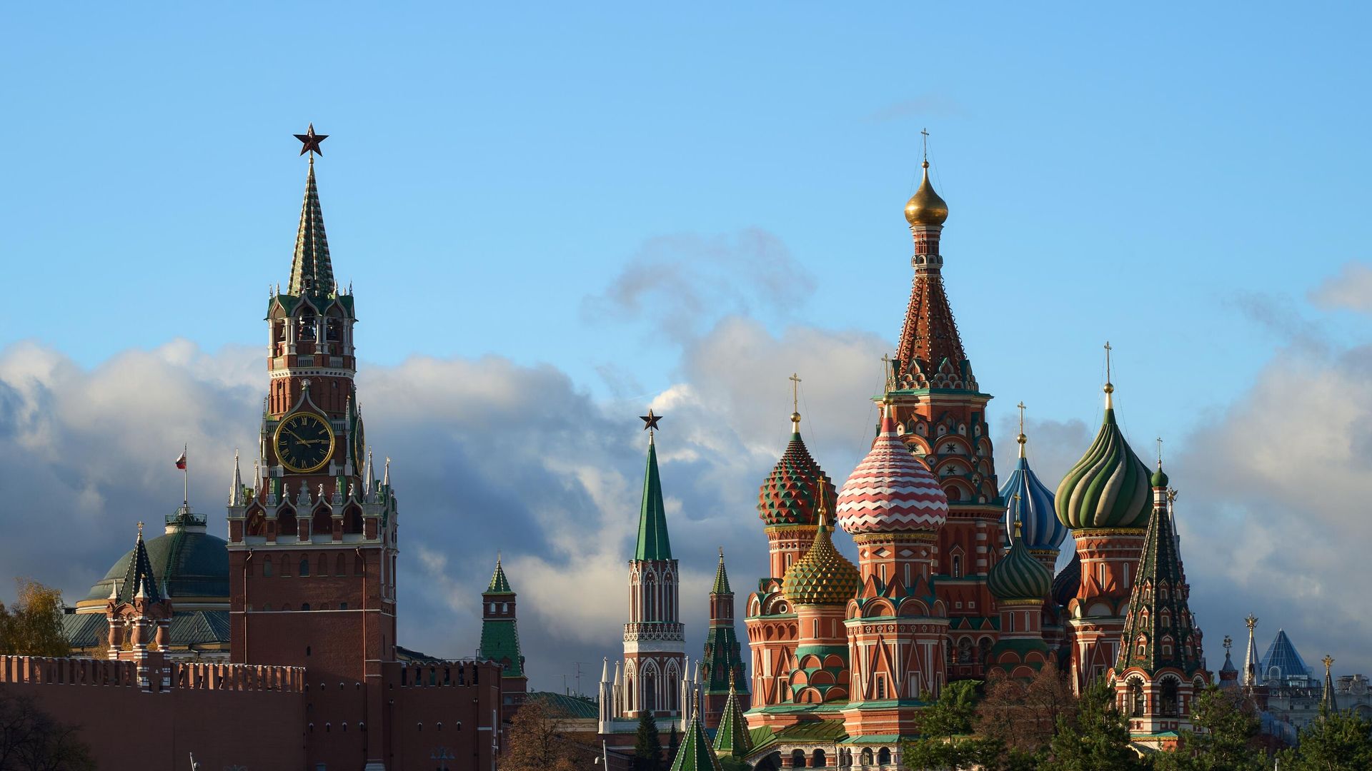 Спасская башня Московского Кремля и Покровский собор Спасская башня Московского Кремля и Покровский собор - РИА Новости, 1920, 07.04.2023