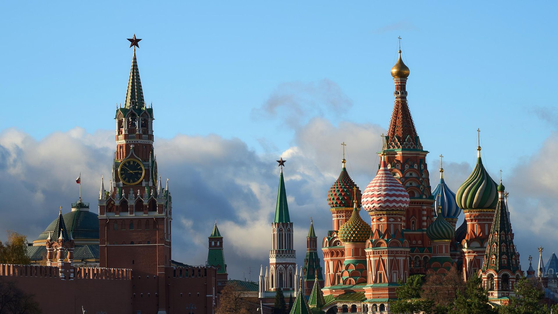 Спасская башня Московского Кремля и Покровский собор Спасская башня Московского Кремля и Покровский собор - РИА Новости, 1920, 26.09.2022